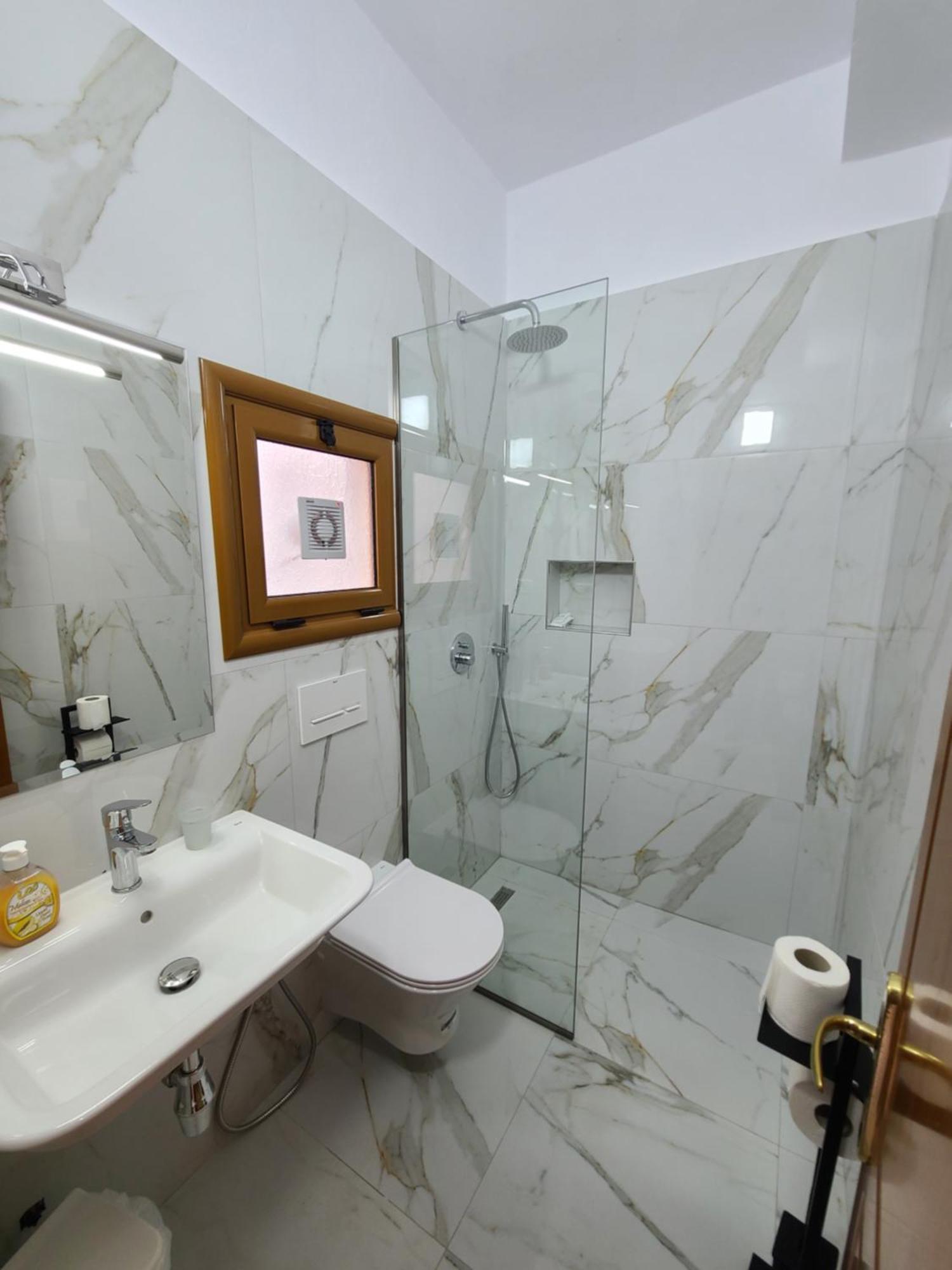 Hotel Martini Avlonya Oda fotoğraf