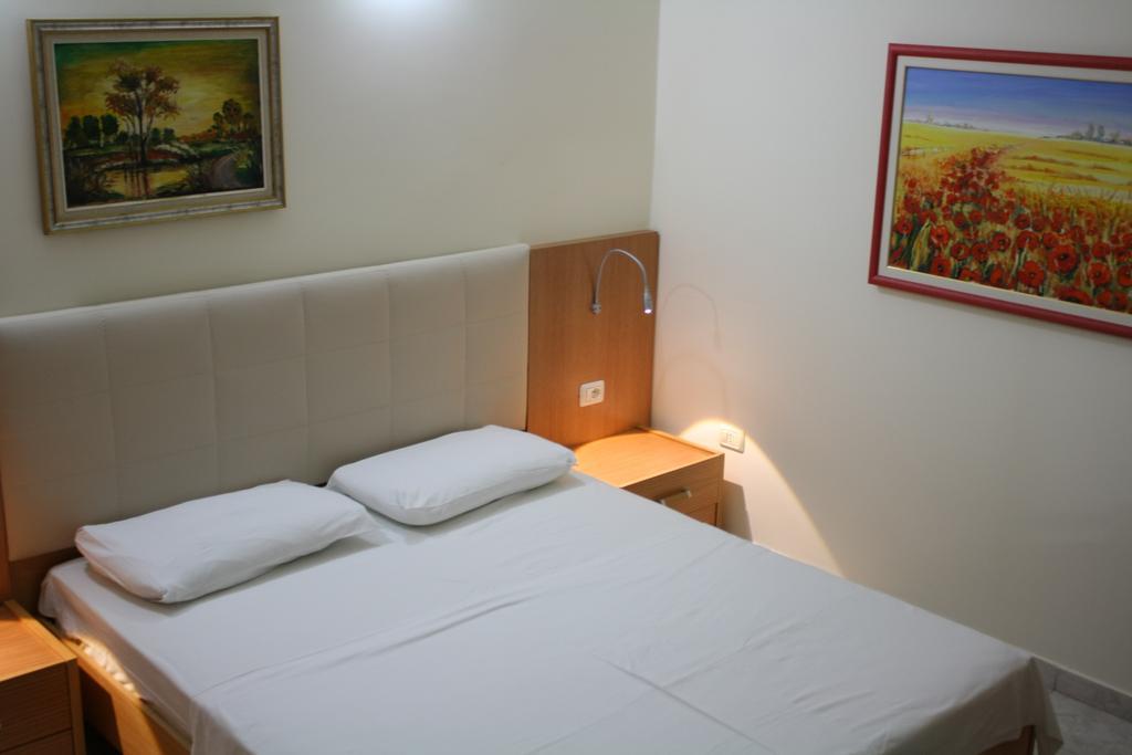 Hotel Martini Avlonya Oda fotoğraf