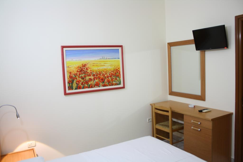 Hotel Martini Avlonya Oda fotoğraf