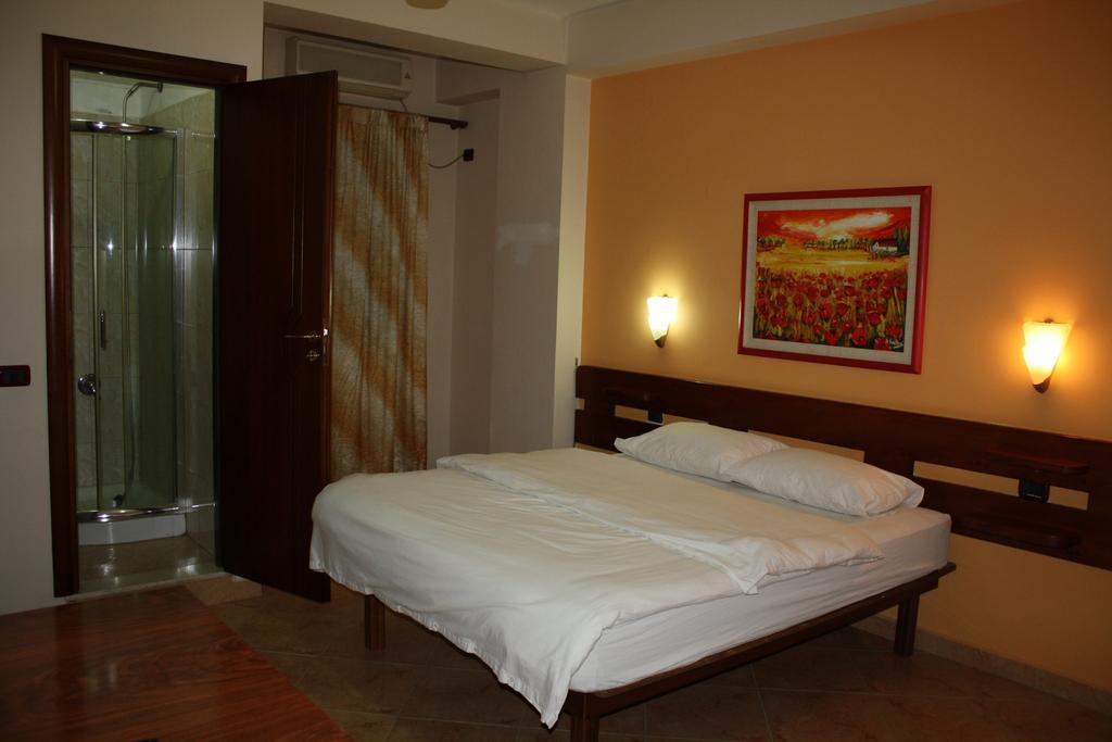 Hotel Martini Avlonya Oda fotoğraf