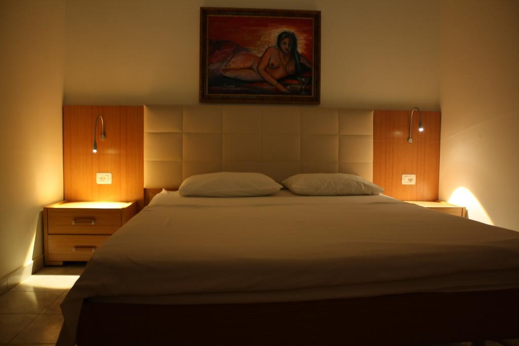 Hotel Martini Avlonya Oda fotoğraf