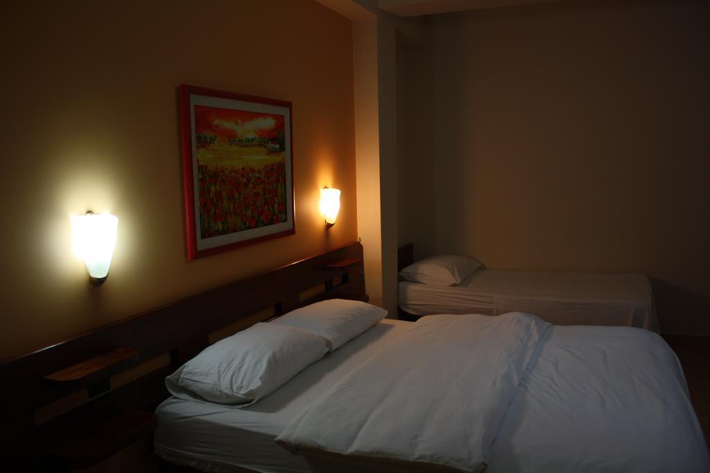 Hotel Martini Avlonya Oda fotoğraf